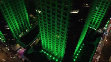 Complexe-Desjardins-Con-Iluminaciones-Verdes-Por-La-Noche.