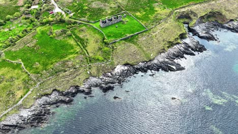 Irlanda-Ubicaciones-épicas-Drones-Dando-Vueltas-En-Círculos-Sobre-La-Antigua-Estación-De-Guardacostas-En-Ardgroom-West-Cork-Irlanda-Abandonada-Durante-Mucho-Tiempo-En-El-Camino-Salvaje-Del-Atlántico-En-Verano