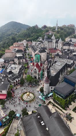 Vista-Aérea-De-Ba-Na-Hills,-Da-Nang,-Vietnam---Réplica-De-Un-Pueblo-Francés-Con-Multitudes,-Vertical