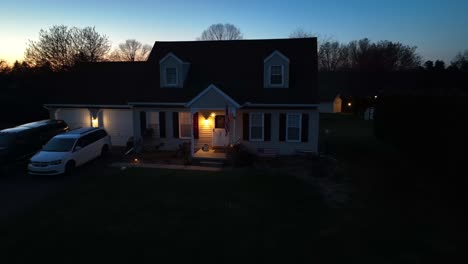 Dunkles-Haus-In-Der-USA-Nachbarschaft-In-Der-Abenddämmerung-Mit-Amerikanischer-Flagge-Und-Sonnenuntergang