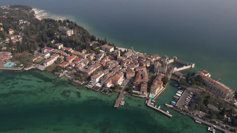 Vista-Aérea-De-Sirmione,-Italia