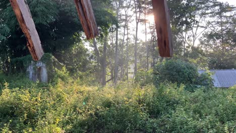 Las-Mejores-Imágenes-En-Vídeo-De-4k-Del-Patio-Trasero-Con-Un-Antiguo-Edificio-Abandonado-En-Ruinas-En-El-Bosque