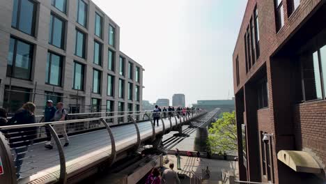 Menschen,-Die-An-Einem-Sonnigen-Tag-über-Die-Millennium-Bridge-In-London-Laufen