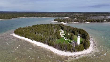 El-Faro-De-La-Isla-Cana-Es-Un-Faro-Ubicado-En-El-Lago-Michigan,-Justo-Al-Norte-Del-Puerto-De-Baileys-En-El-Condado-De-Door,-Wisconsin.