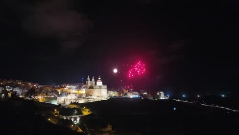 En-Forma-De-Corazón-Rojo-Y-Otros-Patrones-De-Fuegos-Artificiales-Particulares-En-El-Festival-Anual-De-Fuegos-Artificiales-De-Malta-En-Mellieha