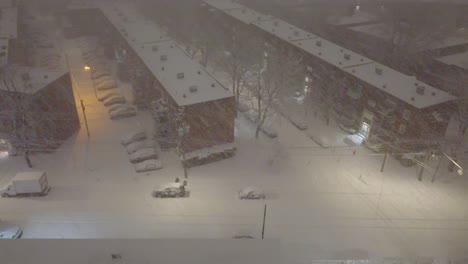 Winternacht-In-Montreal-Mit-Schneefall-Auf-Straßen-Und-Geparkten-Autos,-Stadtbild