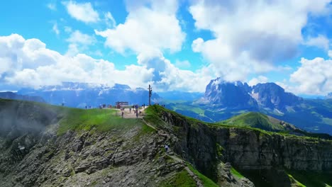 Blick-Von-Oben,-Atemberaubende-Luftaufnahme-Der-Seceda-Bergkette-An-Einem-Bewölkten-Tag