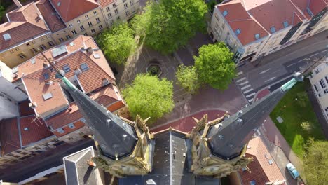 Vista-Inclinada-Hacia-Abajo-Entre-Las-Torres-De-La-Iglesia-De-La-Catedral-De-Saint-Étienne-De-Metz