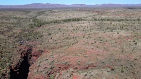 Drohnenaufnahmen-Schwenken-Den-Horizont-über-Der-Joffre-Schlucht-Im-Karijini-Nationalpark-Und-Zeigen-Unfruchtbares-Land