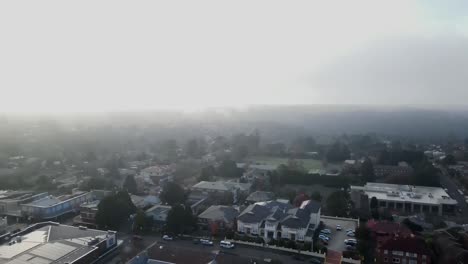 Drohnenluftflüge-In-Wolken-über-Der-Stadt-Auf-Katoomba-In-Den-Blue-Mountains