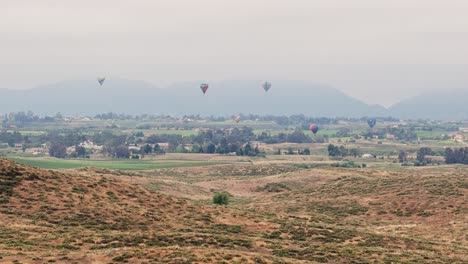 Temecula-Ballon--Und-Weinfest-Sechs-Ballons-Mit-Langsamer-Drohnenbewegung-Vorwärts