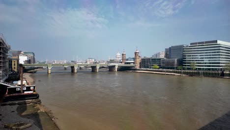 Vista-Del-Puente-De-Southwark-Sobre-El-Río-Támesis-En-Londres-En-Un-Día-Claro