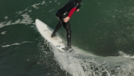 Un-Surfista-Monta-Una-Buena-Ola-Rápida-En-Santa-Cruz,-Ca-En-Steamer-Lane