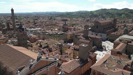 Bologna-Italien-Seitenflug-Zeigt-Die-Innenstadt-Und-Die-Berge-Im-Hintergrund