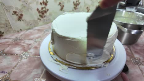 Auftragen-Von-Weißem-Zuckerguss-Auf-Einen-Festlichen-Kuchen