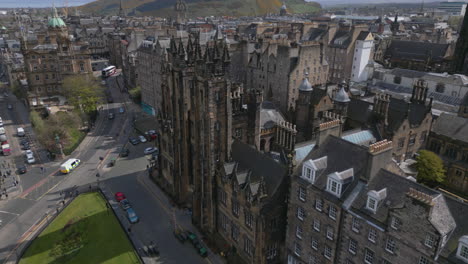 Exterior-Del-Salón-De-Actos-En-La-Ciudad-De-Edimburgo-Vista-Aérea-De-La-órbita