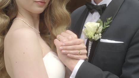 Los-Recién-Casados-Se-Toman-De-La-Mano-Y-Muestran-Anillos-De-Boda.