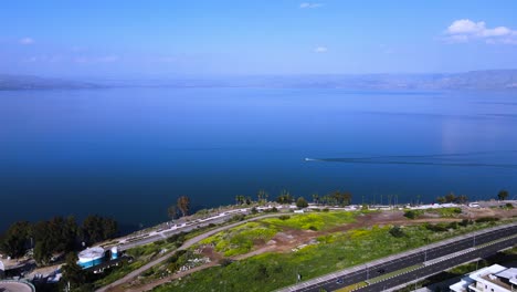 Mar-De-Galilea,-Barco-Con-Drones-Navegó-En-El-Tranquilo-Lago