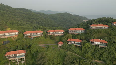 Premium-Ferienvillen-In-Vietnam-Auf-Einem-Hügel-Mit-Blick-Auf-Das-Meer,-Drohnenaufnahme