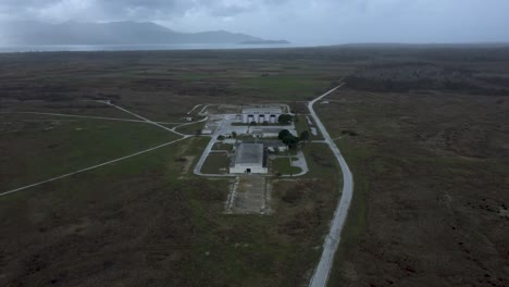 Drone-Estableciendo-Una-Toma-De-Una-Base-Militar-Abandonada-Y-La-Sede-De-La-Estación-De-Radio-Voice-Of-America-En-Grecia