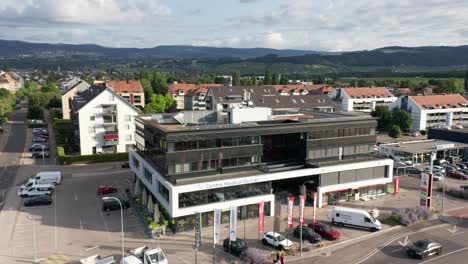 El-Dron-Se-Aleja-Lentamente-Del-Centro-Médico-Du-Lac,-Un-Edificio-De-Consultorios-Médicos-En-Glándula,-Suiza