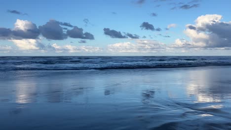 Beste-Aufnahmen-Von-Frischen,-Wohltuenden-Und-Ruhigen-Morgen-Strand-In-Einem-Tropischen-Land