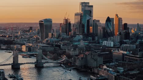 Kreisende-Aufnahme-Der-City-Of-London-Und-Der-Tower-Bridge-Bei-Strahlendem-Sonnenuntergang