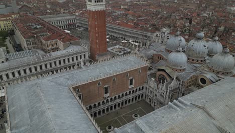 Venice-Italy-downtown-rotate-and-tilt-up-to-reveal-tower-foggy-day