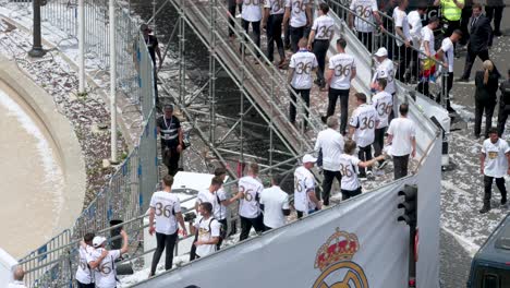 En-La-Plaza-Cibeles-De-Madrid,-España,-Los-Jugadores-Del-Real-Madrid-Se-Abrazan-Y-Celebran-Su-36º-Campeonato-De-La-Liga-En-Madrid,-España