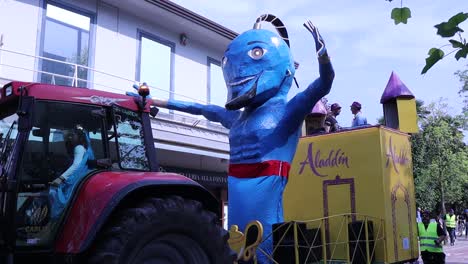 Straßenkarneval-Von-Abano,-Live-Event-Mit-Karnevalsumzügen,-Musik,-Tanz-Und-Unterhaltung-Für-Alle-Altersgruppen