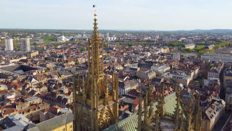 Goldene-Spitze-Der-Kathedrale-Saint-Étienne-De-Metz-An-Einem-Sonnigen-Tag