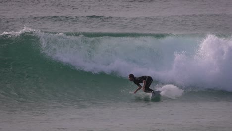 Zeitlupe-Eines-Surfers-Auf-Einer-Mittelgroßen-Welle,-Duranbah-Beach,-Südliche-Goldküste