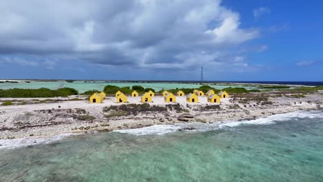 Rote-Sklavenhütten-In-Kralendijk-Auf-Bonaire,-Niederländische-Antillen