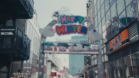 Crowd-Of-People-In-A-Street-Of-A-Tourist-Spot-In-Tokyo,-Japan---Tilt-Down