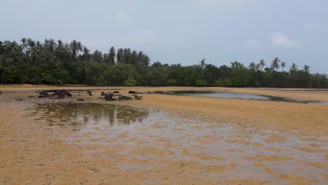 Luftaufnahme-Eines-Tiefflugs-über-Dem-Strand-Von-Ao-Tan-Bei-Ebbe-Auf-Koh-Mak