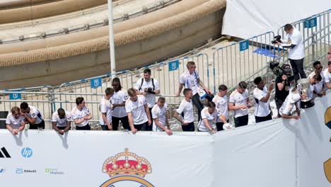 Spieler-Von-Real-Madrid-Und-Tausende-Fans-Feiern-Ihren-36.-La-Liga-Titel-Auf-Dem-Cibeles-Platz-In-Madrid,-Spanien