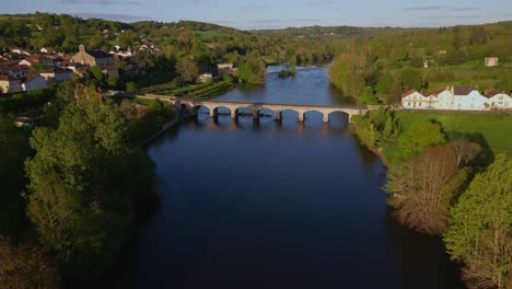 Avance-Aéreo-Sobre-El-Puente-Que-Cruza-El-Río-Vienne,-Saint-victurnien,-Nouvelle-aquitaine-En-Francia