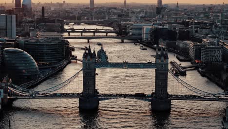 Nach-Rechts-Gleitende-Drohne-über-Die-Londoner-Tower-Bridge-Bei-Sonnenuntergang-Mit-Verkehr-Und-Boot