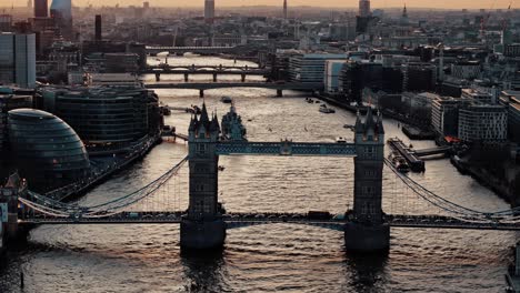 Deslizamiento-De-Drones-Hacia-La-Derecha-Del-Puente-De-La-Torre-De-Londres-Al-Atardecer-Con-Tráfico-Y-Barco