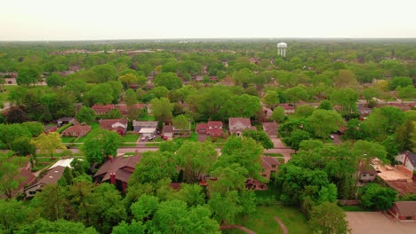 Una-Perspectiva-Aérea-Revela-La-Zona-Residencial-De-Arlington-Heights-En-Illinois,-EE.UU.,-Mostrando-El-Concepto-De-Tranquilidad-Suburbana-Y-Vida-Comunitaria.