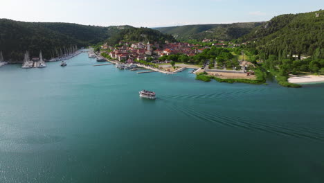 Navegando-A-Través-Del-Mar-Cerca-De-La-Ciudad-De-Skradin,-Cerca-De-La-Entrada-Del-Río-Krka-Al-Parque-Nacional-De-Krka-En-Croacia