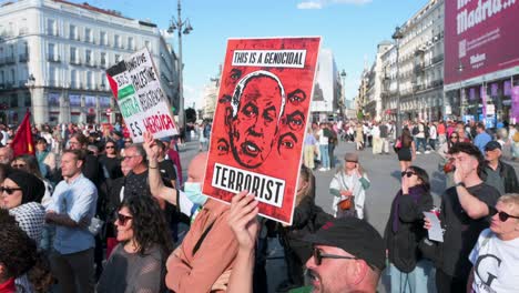 Un-Manifestante-Sostiene-Una-Pancarta-En-Su-Contra.