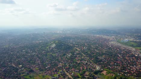 Vista-Aérea-De-La-Amplia-Ciudad-De-Kampala-Y-El-área-Urbana.