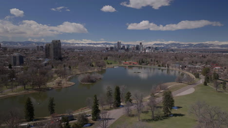 Stadt-Waschen-Park-Innenstadt-Denver-Colorado-Frühling-Montieren-Blau-Himmel-Evans-Luftdrohne-Usa-Front-Range-Rocky-Mountains-Vorgebirge-Wolkenkratzer-Gegend-Ferril-See-Tagsüber-Sonnig-Wolken-Abwärts-Bewegung