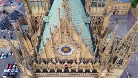 Reloj-De-La-Catedral-De-San-Esteban-En-Metz,-Mosela,-Lorena,-Francia,-Vista-Aérea