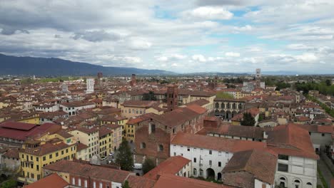 El-Vuelo-Inverso-Cinematográfico-De-Lucca,-Italia,-Muestra-La-Belleza-De-La-Ciudad.