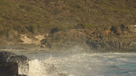 Olas-Del-Mar-Agitadas-Rompiendo-En-La-Costa-Rocosa-Creando-Un-Enorme-Rocío---Toma-Panorámica