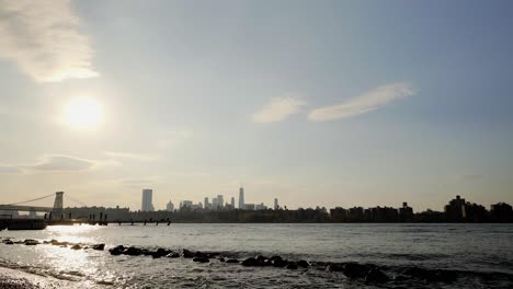 Verkleinern-Sie-Den-Zeitraffer-Vom-Williamsburg-Park-Mit-Blick-Auf-Lower-Manhattan