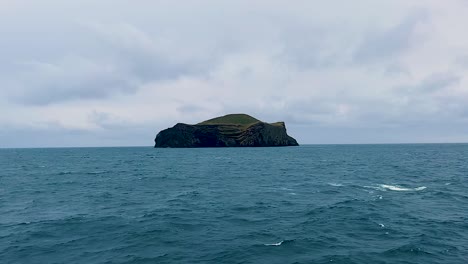 Isla-Aislada-En-El-Archipiélago-De-Vestmannaeyjar-En-La-Costa-Sur-De-Islandia,-Plano-General