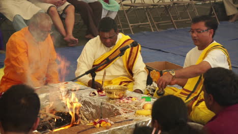 Sacerdotes-Y-Celebrantes-Hindúes-Arrojan-Ofrendas-Al-Fuego-Ritual-Al-Unísono.